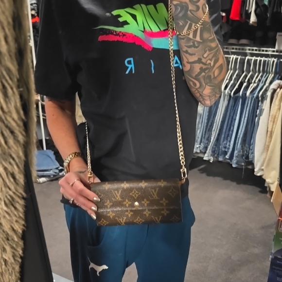 Louis Vuitton Brown Sarah Monogram Wallet - Picture 12 of 12